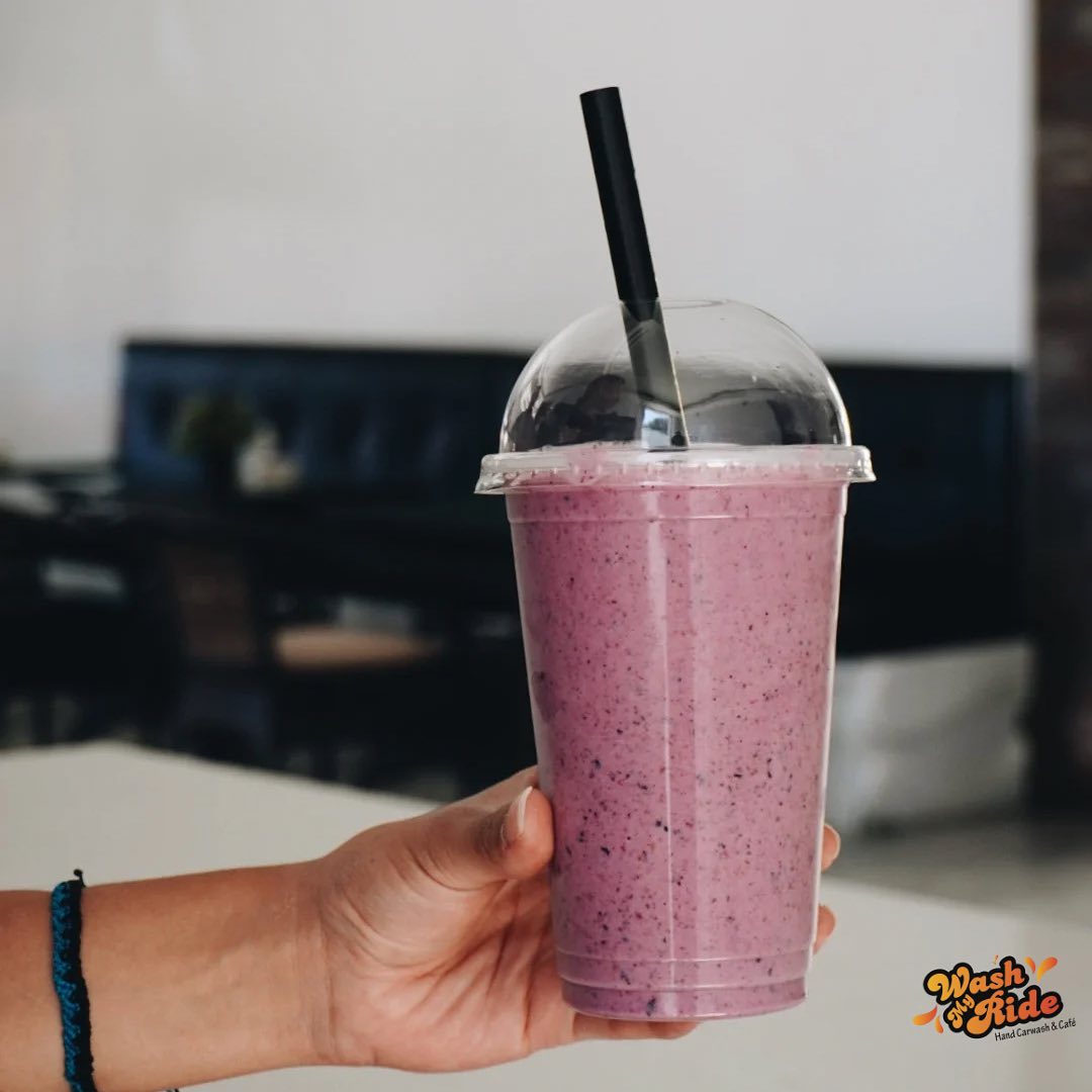 Berry smoothie served at the Wash My Ride café
